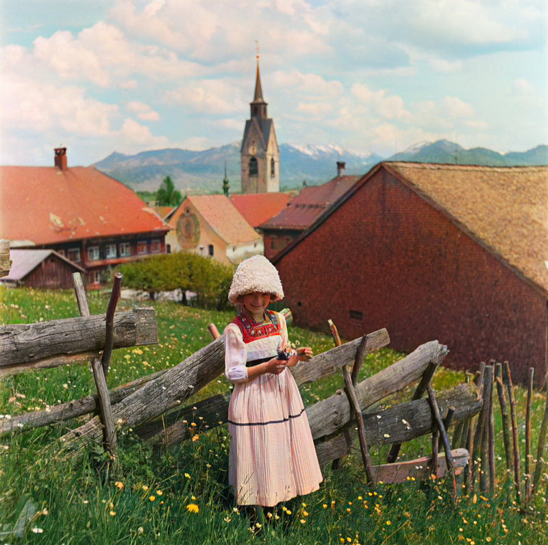 Mädchen in Tracht - Koloriert