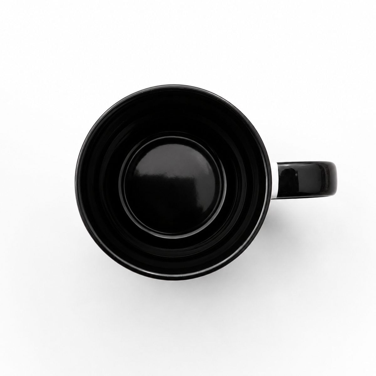 Schwarze Keramiktasse von oben
